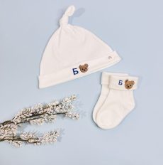 Kapica i čarape za bebu. Prvi poklon bebi. Personalizovani poklon